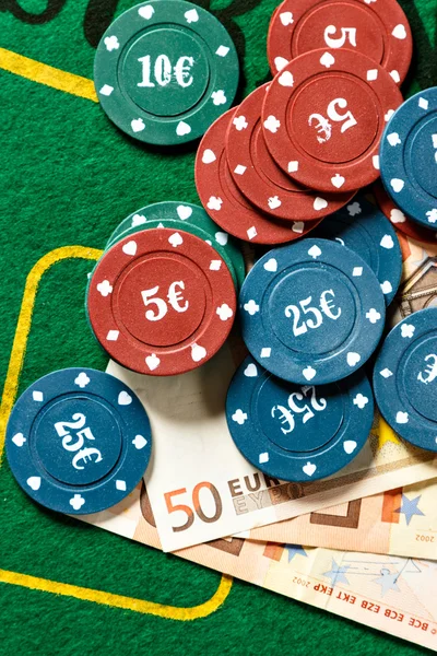 Pokerchips und Scheine. — Stockfoto