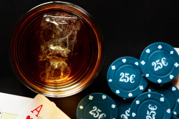 Whisky, poker e dinheiro . — Fotografia de Stock