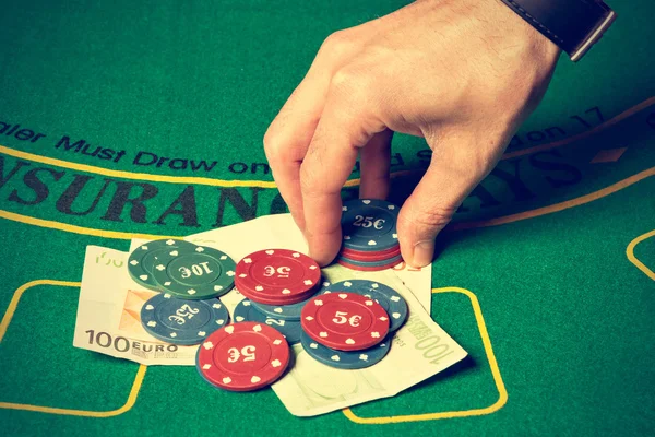 Homem apostando no poker . — Fotografia de Stock