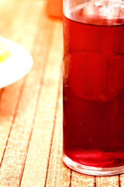 Kırmızı soğuk içecek