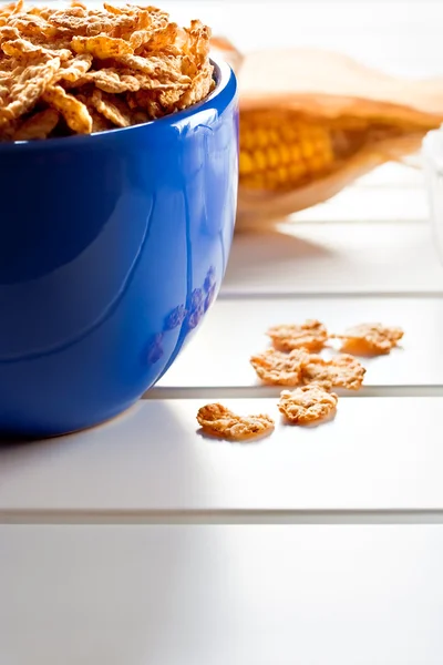 Flocos de milho em uma tigela azul — Fotografia de Stock