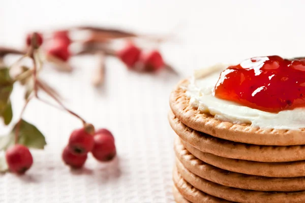 Cookies with strawberry jam — Stock Photo, Image