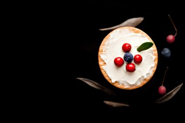 Krem peynir ve yaban mersini ile tatlılar 