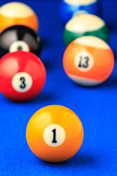 Bolas de billar en una mesa de billar azul . — Foto de Stock