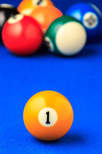 Biljartballen in een blauwe pooltafel. — Stockfoto