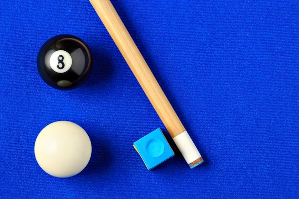 Balles de billard, queue et craie dans un billard bleu . — Photo