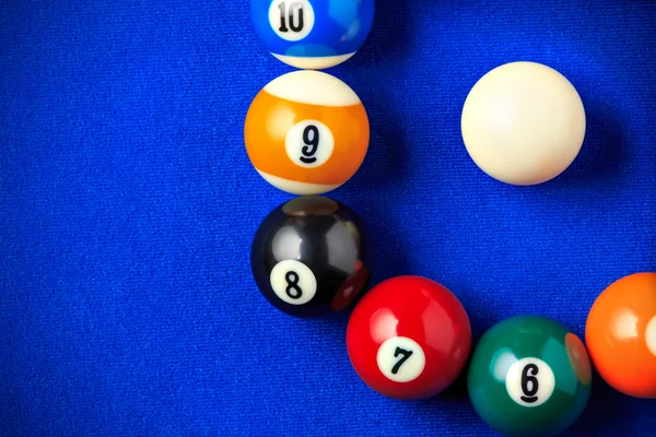 Bolas de bilhar em uma mesa de bilhar azul . — Fotografia de Stock
