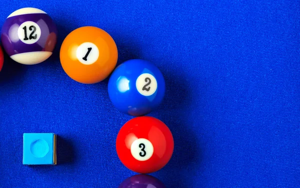 Bolas de billar en una mesa de billar azul . — Foto de Stock