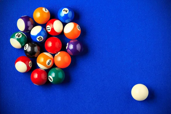 Bolas de billar en una mesa de billar azul . — Foto de Stock