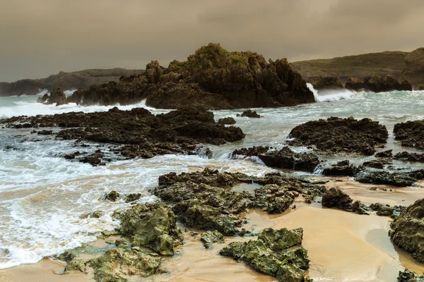 Krachende Wellen auf Felsen. — Stockfoto