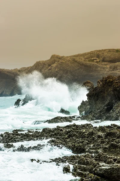 Vagues écrasantes sur les rochers . — Photo