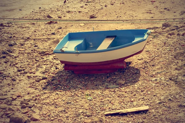 Barco a remos ancorado na areia . — Fotografia de Stock