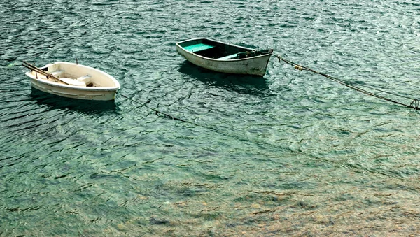 Dois barcos a remos no mar . — Fotografia de Stock