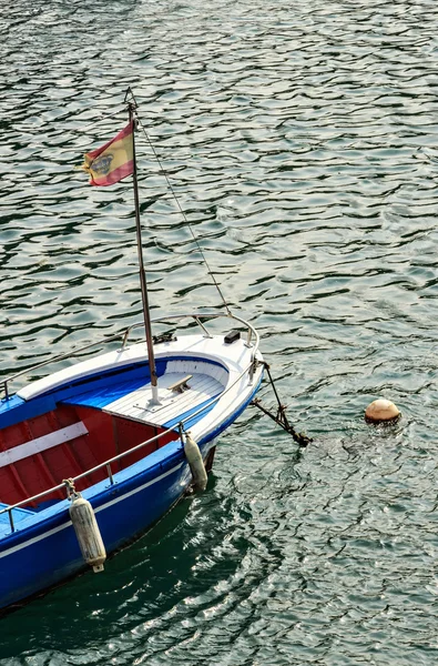 Barco azul con bandera . —  Fotos de Stock