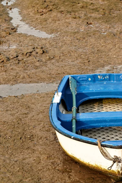 Barco de remos solitario . —  Fotos de Stock