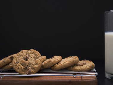 Çikolata parçacıklı kurabiye.