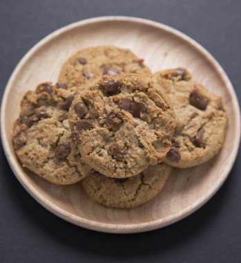 çikolatalı kurabiye ahşap plaka üzerinde