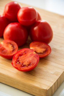 tahta üzerinde domates