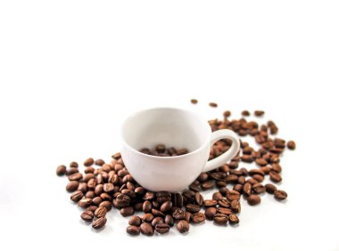 Arabika kahve çekirdekleriyle izole edilmiş kahve fincanı.