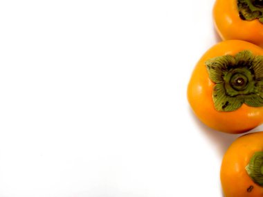 Beyaz arkaplanda yalıtılmış hurma meyvesi