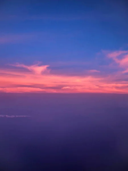 Ariel Vista Nuvens Céu Pôr Sol Acima Fundo Cidade — Fotografia de Stock
