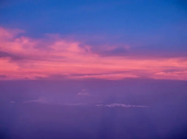 都市の背景の上の日没時の雲と空のアリエルの眺め — ストック写真