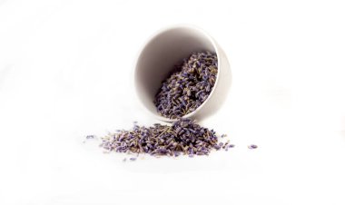 Kurutulmuş lavanta çayı bir fincanda.