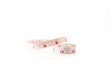 Kırmızı numaralı izole edilmiş beyaz mezura.