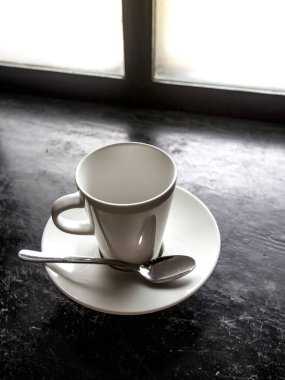 Boş beyaz kahve ve siyah zeminde çay fincanı.