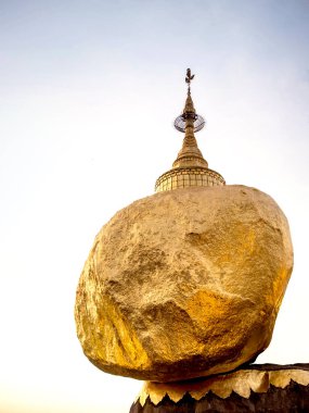 Myanmar 'ın ünlü simgesi Kyaiktiyo pagoda.