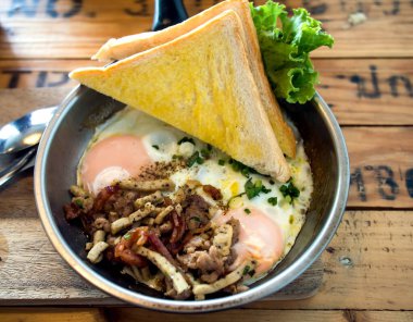 Tavada kızarmış yumurta ve tost.
