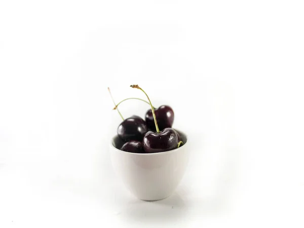 Cerezas Aisladas Una Taza Blanca — Foto de Stock