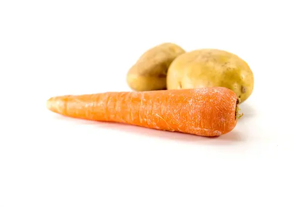 Isolierte Kartoffel Und Möhre Auf Weißem Hintergrund — Stockfoto
