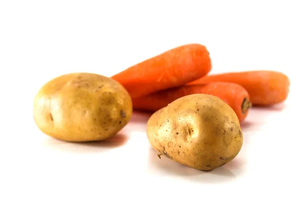 Απομονωμένη Πατάτα Και Καρότο Στο Λευκό Φόντο — Φωτογραφία Αρχείου