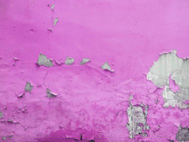 Arkasında grunge beton dokusu olan sarı boyalı bir duvar.