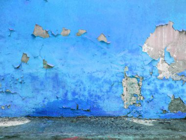 Grunge beton döşemeli sarı boyalı duvar