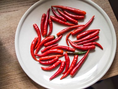 Beyaz seramik tabakta kırmızı biber.