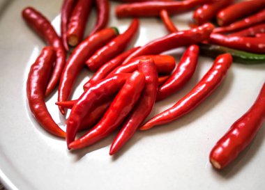Beyaz seramik tabakta kırmızı biber.