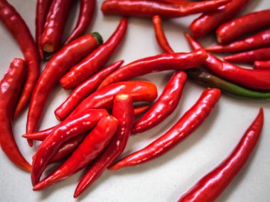 Beyaz seramik tabakta kırmızı biber.