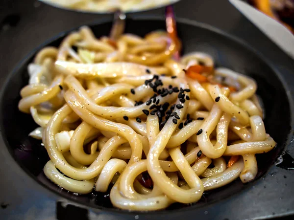 揚げスパゲティ麺とゴマ汁 — ストック写真