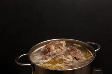 Et kemiği çorbası tencerede pişirilir. Kemikler, vücuda proteinlerin yapı taşları olan amino asitleri sağlayan kolajen içerir..