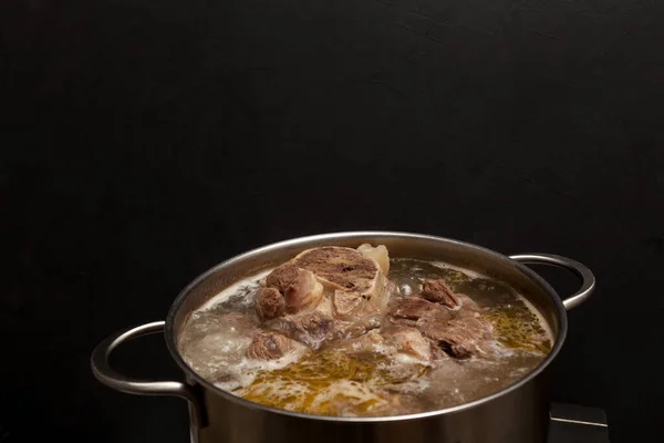 牛骨スープは鍋で調理されます 骨にはコラーゲンが含まれており タンパク質の構成要素であるアミノ酸が体内に供給されます — ストック写真