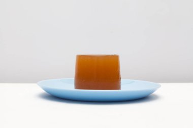 Jöle şeklinde soğuk kemik suyu. Kolajenle ev yapımı jelatin. Sağlıklı beslenme.