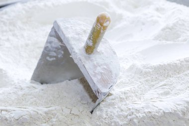 Büyük bir yemek kabında un kepçesi. Yakın çekim, seçici odaklanma.