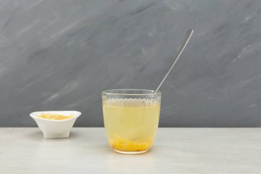 Yuja-cha ya da yuja çayı, Yuja-cheong (Yuja marmeladı) ile sıcak suyu karıştırarak yapılan geleneksel bir Kore nargile çayıdır. Yakın çekim, seçici odak, kopyalama alanı.