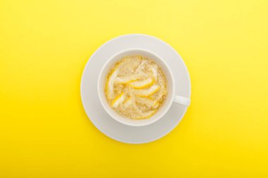 Bal limonlu içecek. Üst Manzara. Yuzu çayı mı yuja çayı mı? Yüksek miktarda C vitamini içeren sağlıklı ürün.