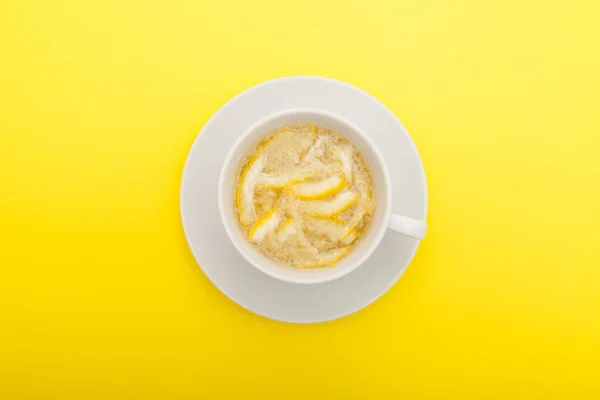 Bal limonlu içecek. Üst Manzara. Yuzu çayı mı yuja çayı mı? Yüksek miktarda C vitamini içeren sağlıklı ürün.