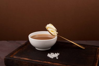 Geleneksel Tibet tereyağı çayı ya da karıştırılmış çay. 