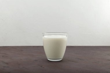 Ayran ya da kefir. Mayalanmış süt ayranı. Kilo vermek için süt diyeti. Seçici odak, boşluğu kopyala.
