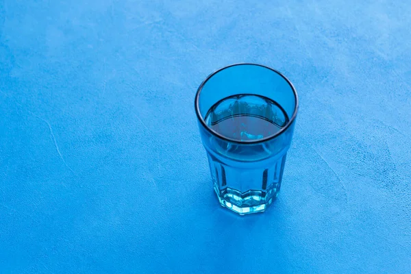 Wasser Transparentem Blauen Glas Auf Blauem Hintergrund Selektiver Fokus Kopierraum — Stockfoto